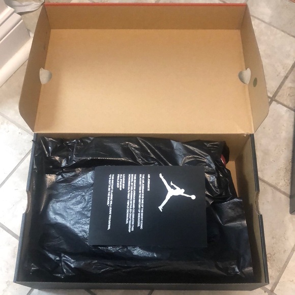 Bred 11s (2019) - Picture 2 of 6